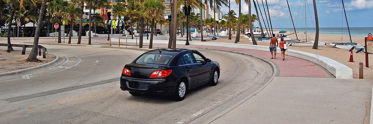 Foto de la conducción de automóviles a lo largo de la playa